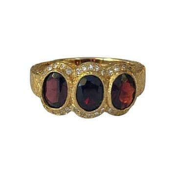 ANEL OURO COM 3 GRANADAS E 30 BRILHANTES