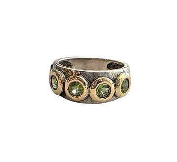 ANEL PRATA COM 4 PERIDOTS E VIROLAS OURO