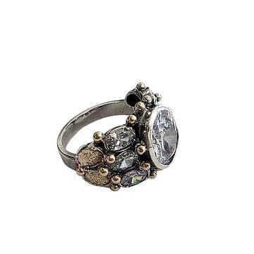 ANEL PRATA COM CHAPAS E GRANITOS OURO, 6 ZIRCÕES PEQUENOS, E ZIRCÃO GRANDE OVAL