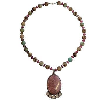COLAR DE AMAZONITES E TURMALINA ROSA MEDALHA OVAL COM ÁGATA E 5 PEDRAS DA LUA.