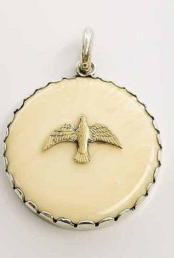 MEDALHA 4CM MARFIM VEGETAL COM ESPIRITO SANTO OURO