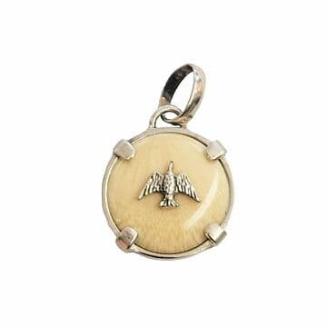 MEDALHA COM 2CM DE DIÂMETRO, MARFIM VEGETAL DEBRUADA A PRATA 925 COM ESPIRITO SANTO.