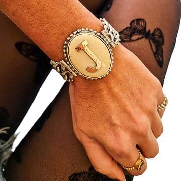 PULSEIRA BARBELA COM MARFIM VEGETAL E INICIAL OURO