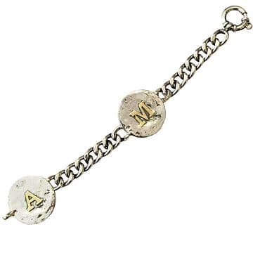 PULSEIRA PRATA COM MEDALHAS E INICIAIS OURO