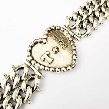 PULSEIRA EM PRATA 925, DE BARBELA DUPLA GRANITADA COM CORAÇÃO E 2 LETRAS EM OURO DE 9KILATES.