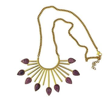 COLAR LATÃO COM BANHO OURO 24KT E PENDENTE FORMA DE LEQUE COM 9 FOLHAS RAIZ RUBI