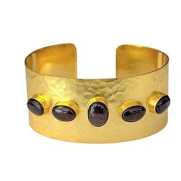 ESCRAVA LATÃO COM BANHO OURO 24KT E 5 GRANADAS