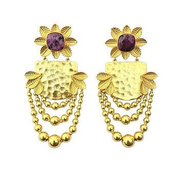 BRINCOS LATÃO COM BANHO OURO 24KT, FLOR COM RAIZ DE RUBI